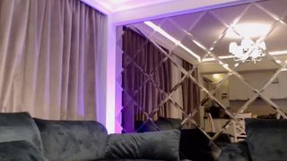 yveline mature chick pulls pussy