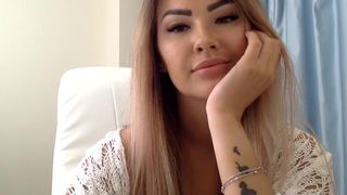 emillyd busty harlot fingering pussy