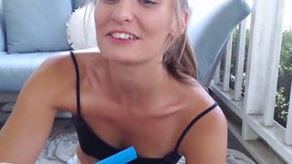 ella_xo hot babe fucks both holes