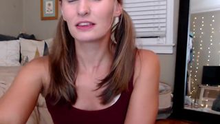 ella_xo cute babe in stockings massages vagina with hand