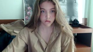 vynsi_emmy shows her sweet holes