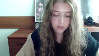 vynsi_emmy hot lady plants hand in anus