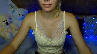 kitty_kitty1 beautiful lady shows gorgeous body