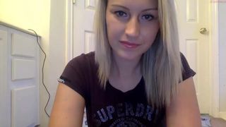 smexxii93 spread her legs and caresses herself