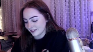 loonuh_ sweet thing masturbates shaved cunt