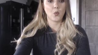 mi_ha pretty chick fucks pussy with phallus