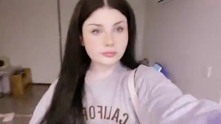 babymaddyxo cool skinny rubs her lips sex