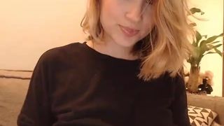 lindsoft amazing bitch fucks juicy holes