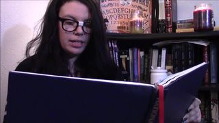 lovely lilith thick blonde body masturbates pussy