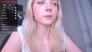 oh_honey_ black-haired beauty pulls sex lips