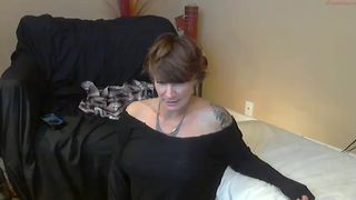 piperpiper buxom cutie is played with dildo