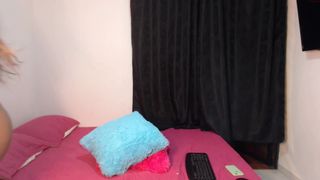 pamela_zaens2 slut in tattoo masturbating pussy in the shower