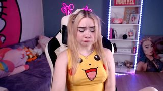 MiaMelon cute lady jerking off her cunt