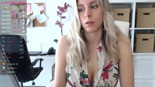 tiffany925 ardent hottie jerking off her dildo