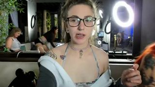 thesharkqueen Busty young lady