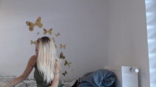 kriss0leoo skinny beauty pulls pussy