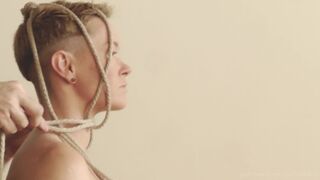 jiz lee onlyfans lustful babe caresses shaved pussy