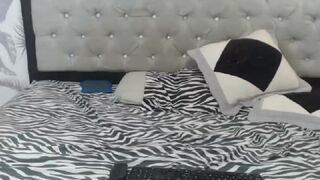 amazinfukerx demonstratively masturbating on cam