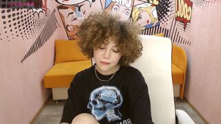 jia_honey hot prostitute masturbating pussy with her hand