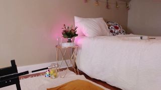 florarodgers ManyVids massages the clitoris in the car