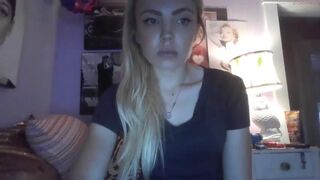 yourbabylynn23 chaturbate cute babe jerks off with sex toys