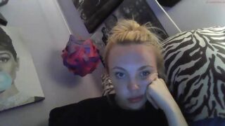 yourbabylynn23 chaturbate gorgeous brunette girl passionately sucks dildo