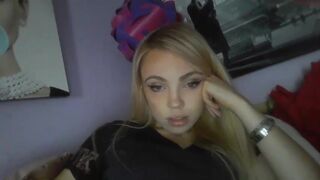 yourbabylynn23 chaturbate beauty in stockings gently pulls pussy