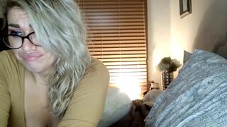 yourfavoritemom82 chaturbate sexy babe plays with pussy