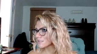 yourfavoritemom82 chaturbate hot latina fucks dildo