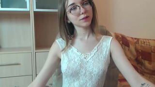 sweetiewow chaturbate gorgeous babe fucks her shaved pussy