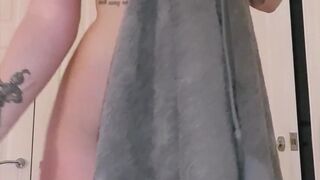 sianivealmodel manyvids onlyfans attractive cockroach shows tanned body