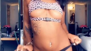 kayyybear manyvids onlyfans blonde babe bares her tits