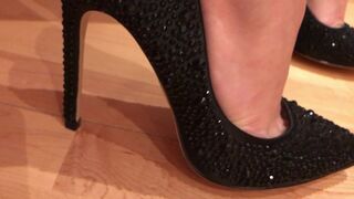 Aletta manyvids onlyfans pretty woman undressed in front of the camera and masturbates in the chair