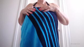 sexymatureaussielady manyvids onlyfans slutty slut masturbates shaved pussy