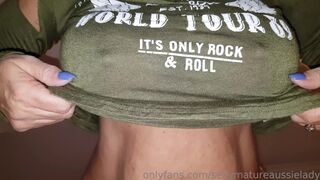 sexymatureaussielady manyvids onlyfans amazing skin fucks the pussy