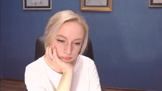 lissa_ava ManyVids black-haired young lady in stockings masturbates her shaved pussy