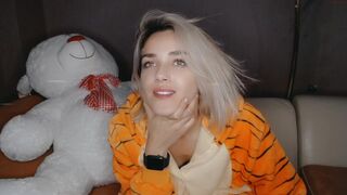 miss_smit chaturbate modest model posing in fries