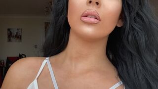 trixie_xx onlyfans skinny squirt stretches the vagina