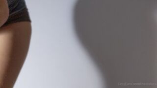 chezzaluna onlyfans shakes while husband is not at home