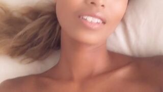 putri_cinta onlyfans gorgeous lady caresses shaved vagina