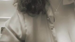 maturebustymilf onlyfans busty woman chatting in chat