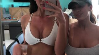 victoriafox onlyfans spread her legs and caresses herself