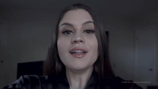 raquelroperxx onlyfans rubs and fucks her pussy