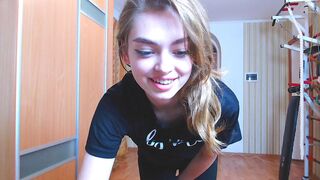 vikki_walker chaturbate likes to hammer in all holes