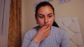 angel_smile_ chaturbate cute chick gently pulls pussy