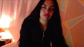 naughty_angel_x chaturbate jerking off the clit on the bed