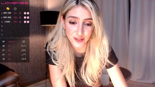 gigielliot chaturbate busty babe fucks herself in her pussy