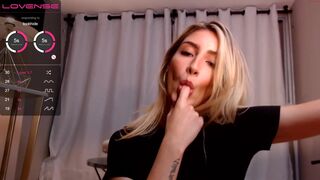 gigielliot chaturbate experienced slut caresses shaved cunt