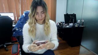 rosiehw amazing skin fucks the pussy