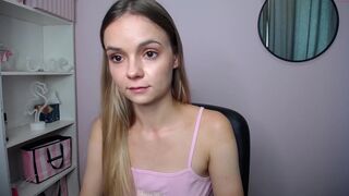 lolli_mary beauty close fingers clit